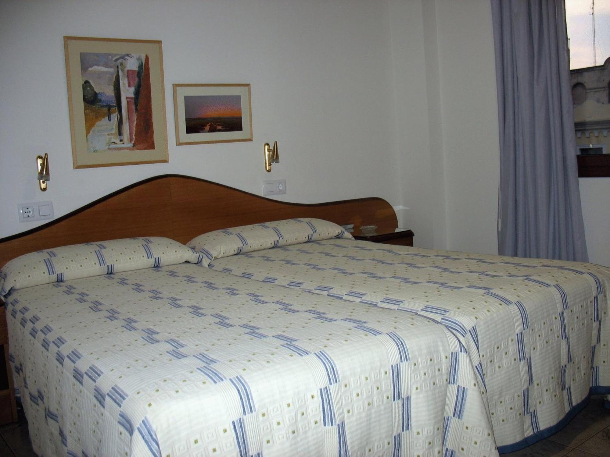 Hostal La Barretina ฟิกวยเรส ภายนอก รูปภาพ